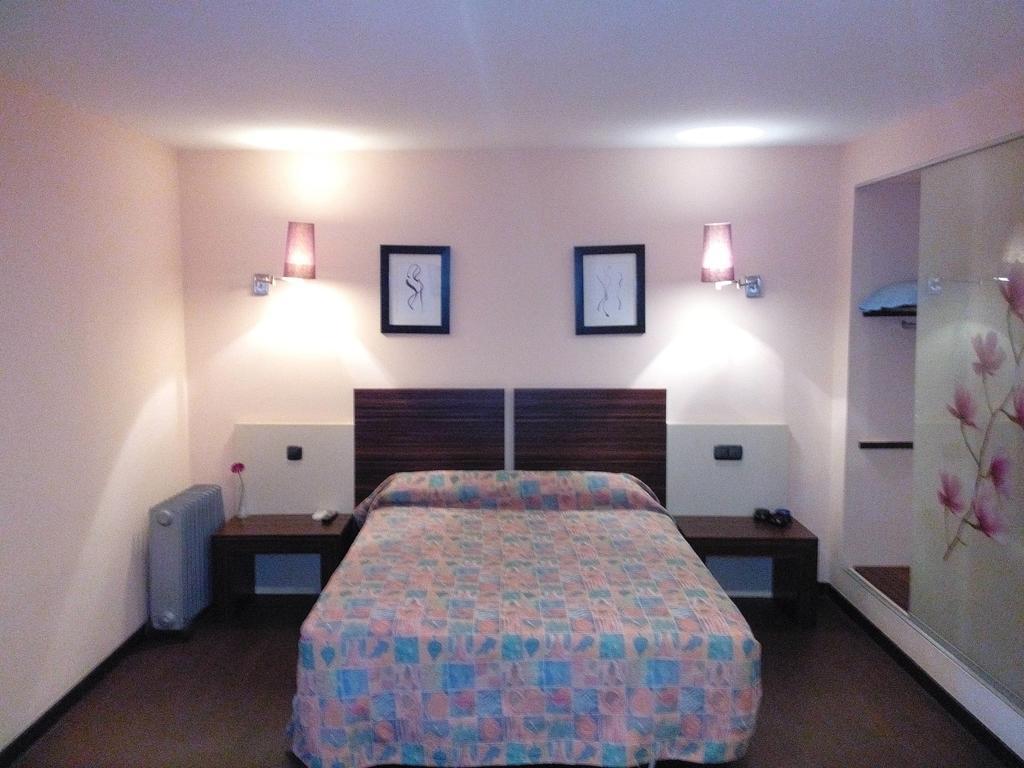 Hostal - Restaurante Asador Esperanza Huesca Chambre photo